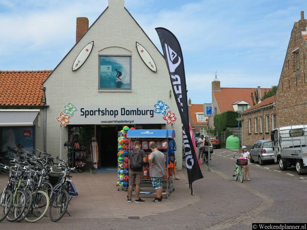 Bij Strand Noorduine bij Domburg kun je goed golfsurfen. Bij Sportshop Domburg kun je een uitrusting kopen. Je kunt op het strand bij Sportschool Sportshop Domburg tijdens je vakantie les krijgen in golfsurfen,  skimboarden  en peddelsurfen.Tips: Leuke attracties in Zeeland.